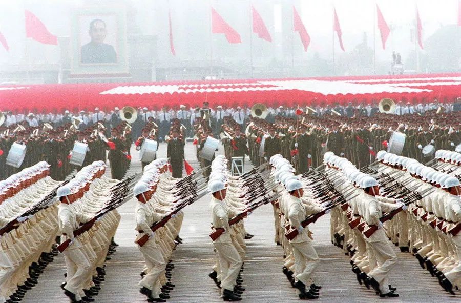 中國(guó)閱兵史上的霸氣瞬間，回顧1984年的閱兵盛況，中國(guó)閱兵史上的霸氣瞬間，回顧1984年閱兵盛況的震撼瞬間