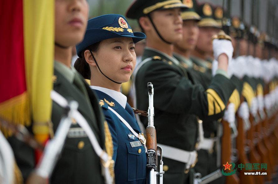 三軍儀仗隊女兵中隊，展現(xiàn)新時代巾幗英雄風采，三軍儀仗隊女兵中隊，新時代巾幗英雄的風采展現(xiàn)