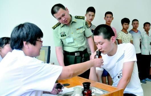 男兵體檢的尷尬圖，理解與尊重的重要性，男兵體檢中的尊重與理解的必要性，尷尬瞬間的思考