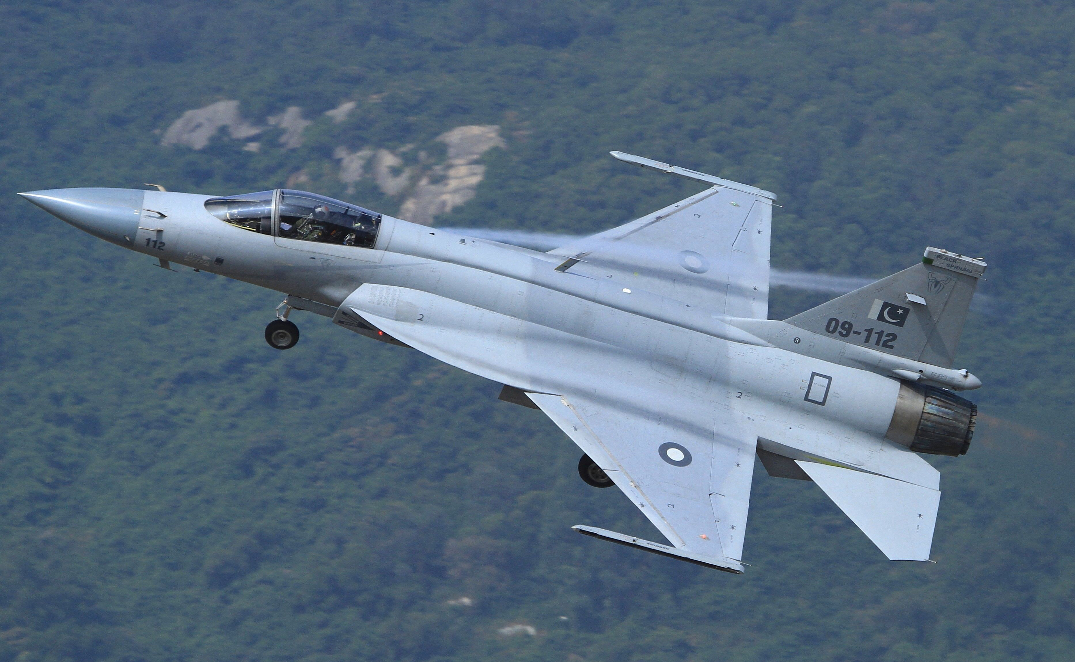 梟龍戰(zhàn)斗機圖片，展現(xiàn)中國空軍力量的驕傲，梟龍戰(zhàn)斗機風(fēng)采，中國空軍力量的驕傲圖片展示