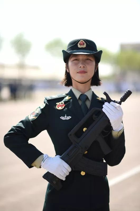 國(guó)慶閱兵最美女兵，榮光背后的堅(jiān)韌與毅力