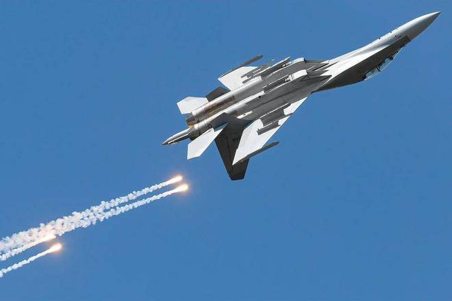 殲-16與F-16，空中對決的能力對比，殲-16與F-16空中對決能力對比解析