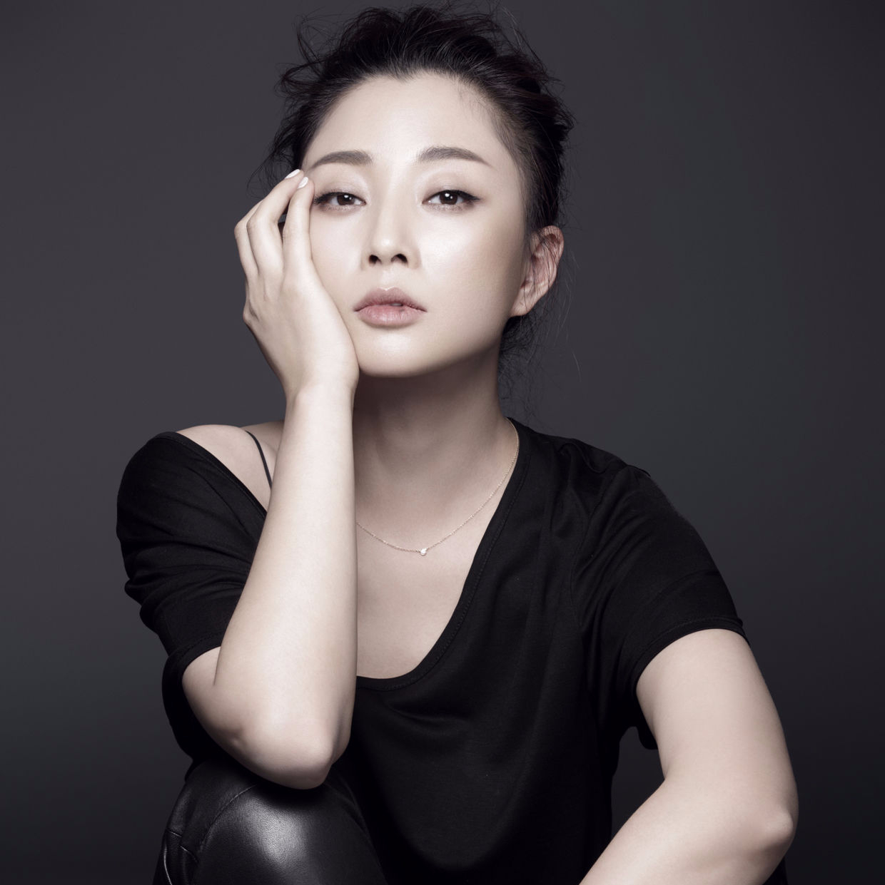 殷桃，43歲的魅力不減，近照展現歲月優(yōu)雅，殷桃，43歲魅力依舊，歲月雕琢優(yōu)雅近照展現風采