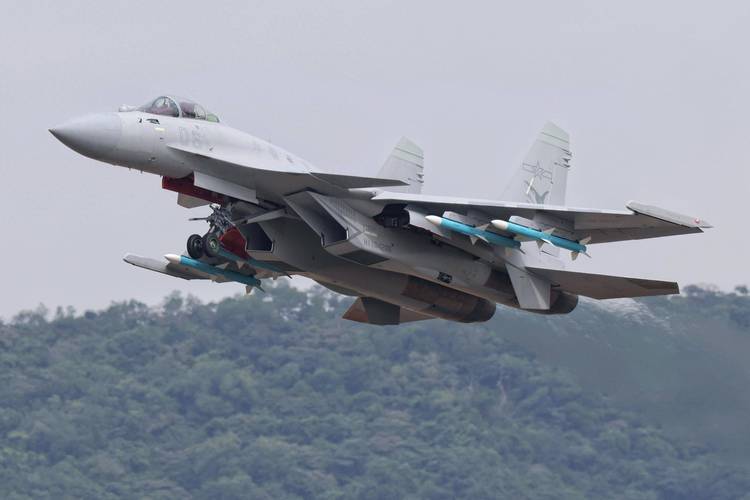 殲-15T，新一代艦載戰(zhàn)斗機(jī)的優(yōu)勢與挑戰(zhàn)，殲-15T新一代艦載戰(zhàn)斗機(jī)的優(yōu)勢與挑戰(zhàn)解析