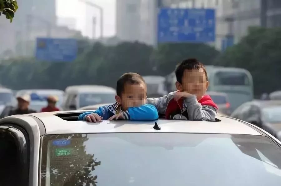 男孩冒險行為警示，15秒內(nèi)兩次將半個身子探出車窗，男孩冒險行為警示，車窗探身危險，15秒內(nèi)連續(xù)兩次驚險瞬間