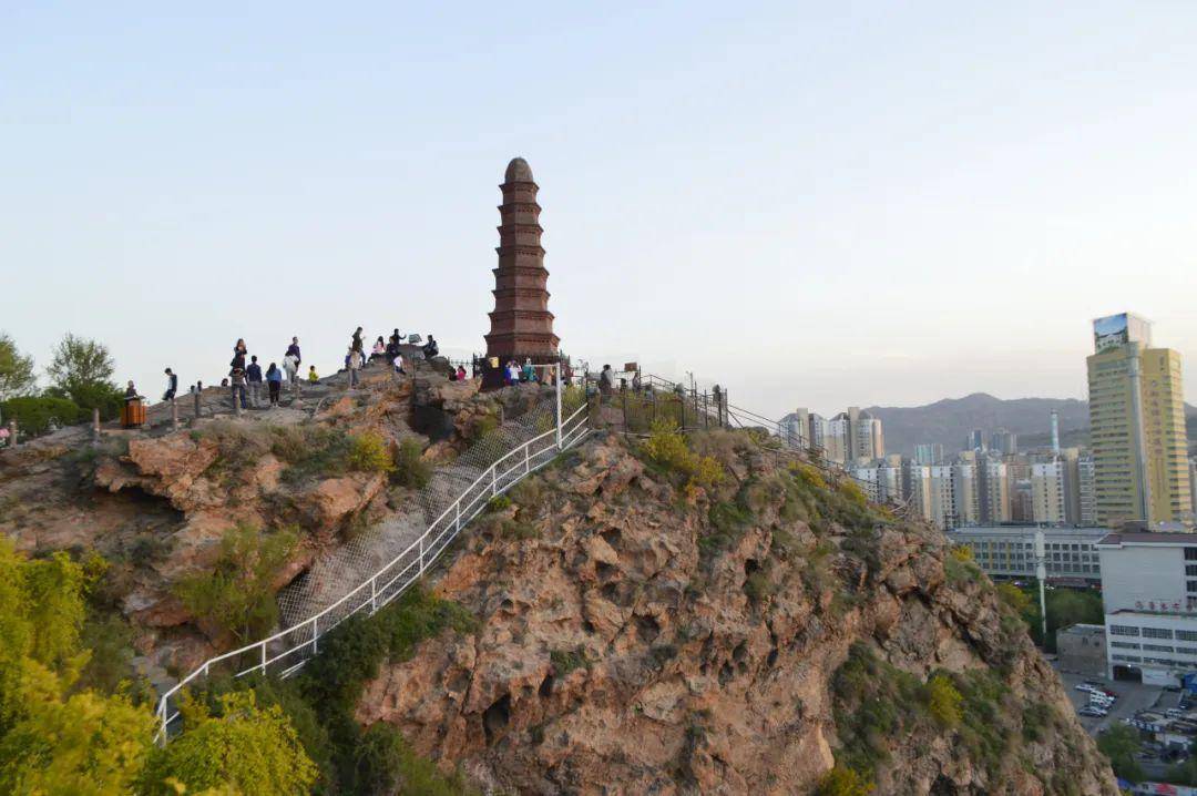 烏魯木齊市內(nèi)必去景點，深度探索新疆的魅力首府，烏魯木齊深度游，探索新疆魅力首府必去景點