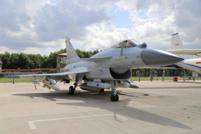 殲10B與殲10C的區(qū)別是什么？深度解析兩款戰(zhàn)斗機的差異，殲10B與殲10C的差異深度解析，兩款戰(zhàn)斗機的對比與對比